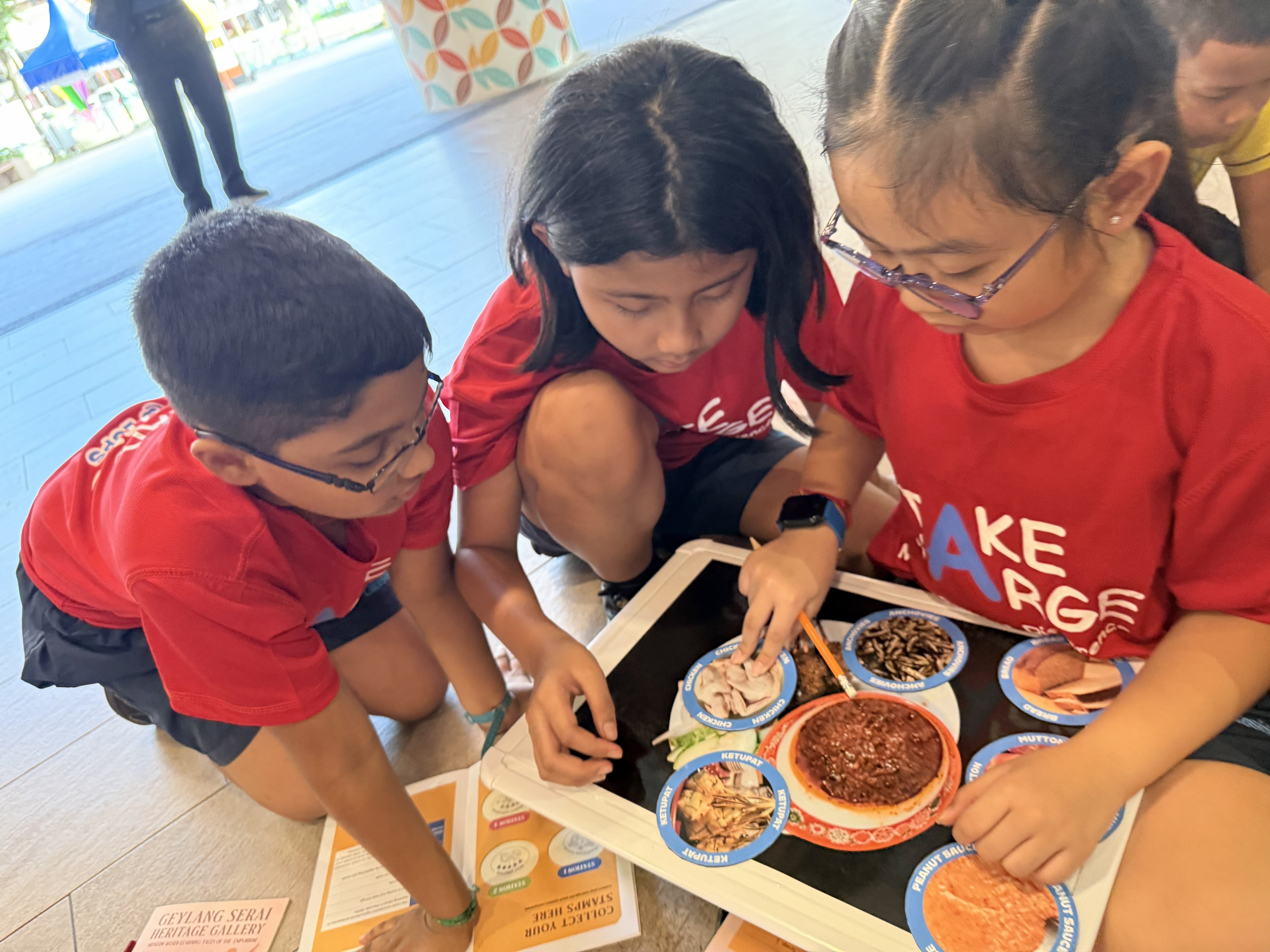 Students gathered in groups to learn about Malay traditional food